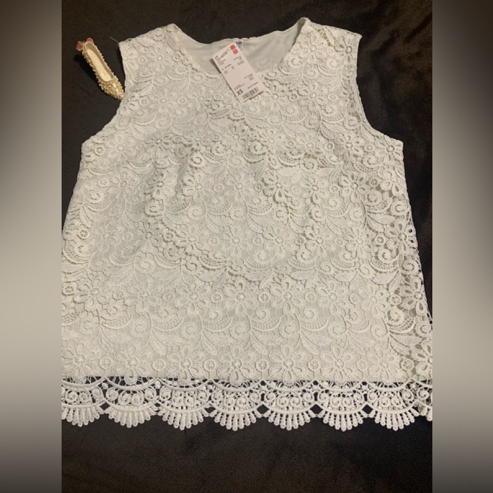 UNIQLO ladies NWT off white sleeveless 100% poly lace lined top size XS